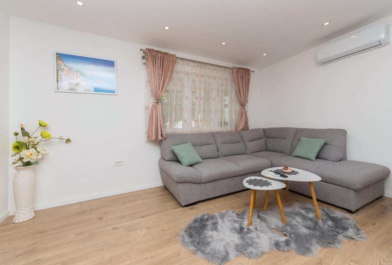 Strawberry Apartment Makarska